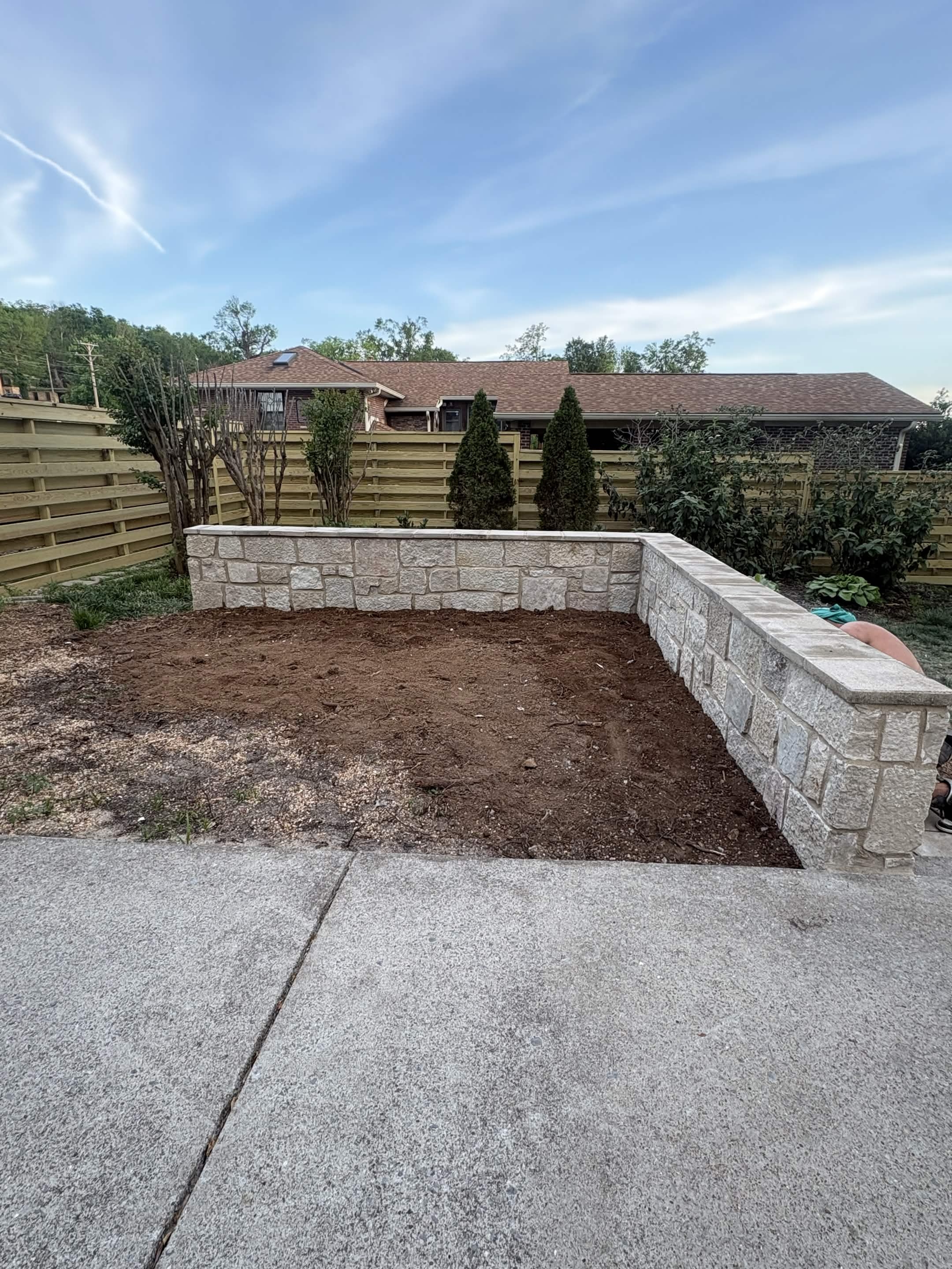 Stone retaining wall